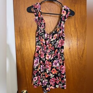 Urban Outfitters Kimchi Blue Joanne Ruffle Floral Zip Romper | Size: 2